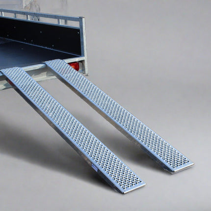 Rechte aluminium oprijplaten die met de opleglip steunen op de laadvloer van een aanhangwagen