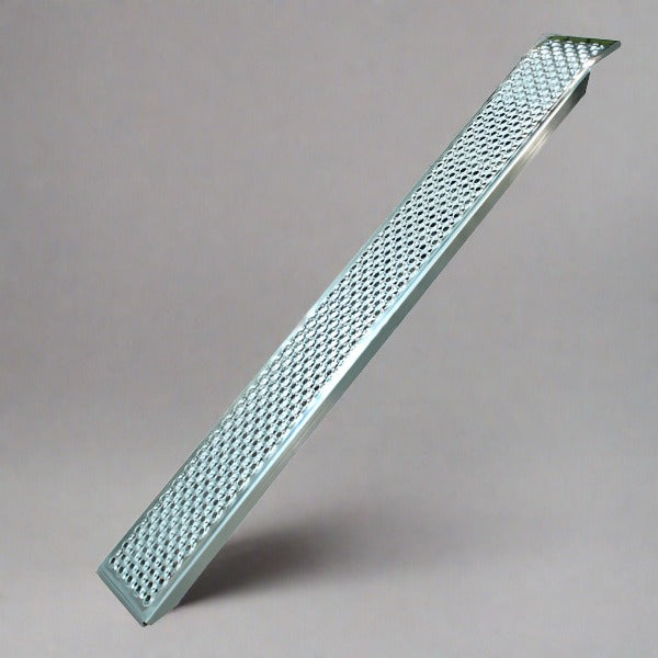lichtgewicht aluminium rechte oprijplaat met afgeschuinde onderkant en opleglip aan de bovenkant om te steunen op de laadvloer. Voorzien van antislip patroon.